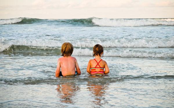 Soleil, glaces et microbes : l’autre visage de l’été pour les enfants