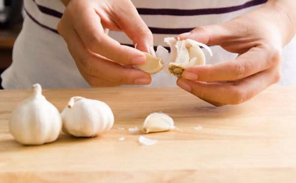 Faut-il vraiment éplucher l’ail ? La petite astuce qui change tout !