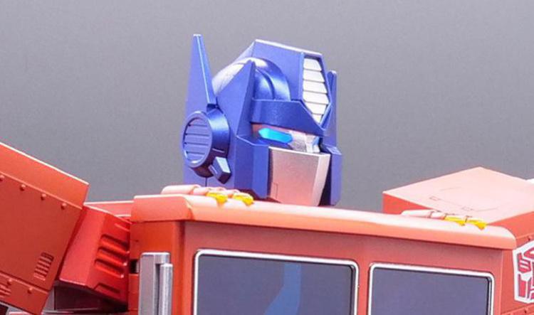 Optimus Prime Auto-transformable! StarSaber! TFCLUB y Raúl el pelón