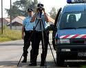 Contrôlé en excès de vitesse, il s'en prend aux jumelles radar