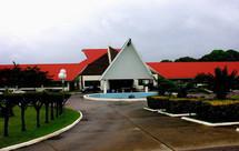 Vue générale du Parlement de Vanuatu par l’entrée principale