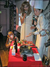 Un artiste japonais cuisine ses attributs génitaux pour un dîner payant