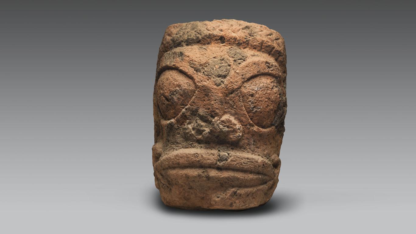Mi-homme, mi-dieu, Tiki est considéré comme un héros mythologique qui a donné naissance au premier homme, mais aussi à la sculpture et au tatouage.