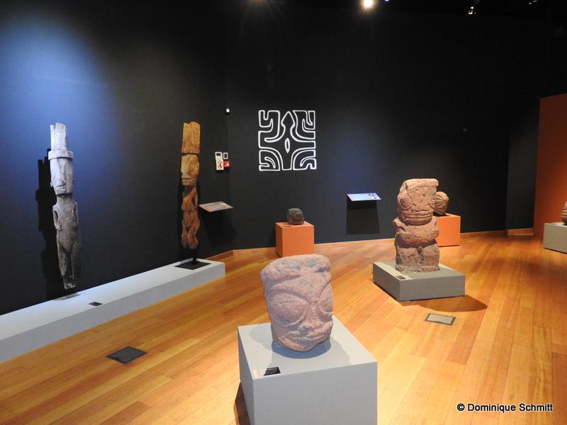 Une centaine d'objets d'art mettent en lumière le tiki comme jamais.