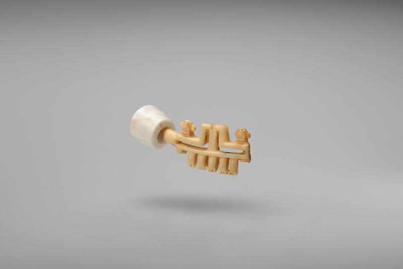 Pu taiana, ornement d’oreille - Dent de cachalot, coquillage, fibre végétale - H. 4,8 cm, L. 1,8 cm, E. 0,9 cm - Archipel des îles Marquises - Collection MTI - TFM © Danee Hazama