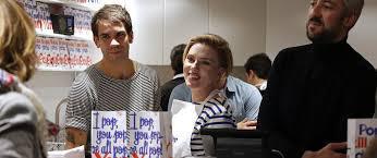 Scarlett Johansson, serveuse d'un jour dans sa boutique de pop corn parisienne
