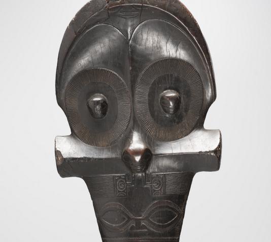 Bois de fer (aito), fibre végétale, cheveux - H. 129 cm, l. 13 cm, Ép. 7,5 cm - Archipel des îles Marquises - Collection Musée de Tahiti et des Îles
