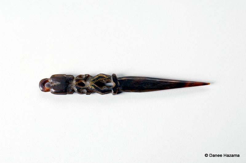 Taa puaìka, perçoir à oreille - Écaille de tortue - L. 7,5 cm ; l. 0,9 cm ; Ép. 0,5 cm - Archipel des îles Marquises - Collection Musée de Tahiti et des Îles.