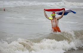 En France et aux Pays-Bas, bain glacé dans la Mer du Nord pour le Nouvel An