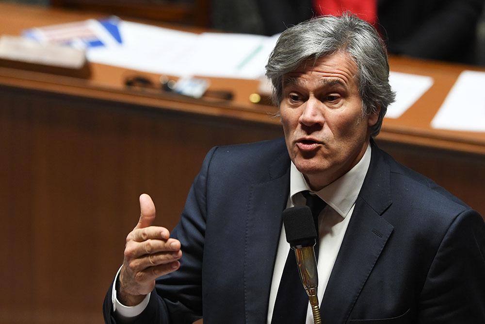 "Cherchez l'erreur": Le Foll ironise sur les annonces de Fillon pour l'Outre-mer