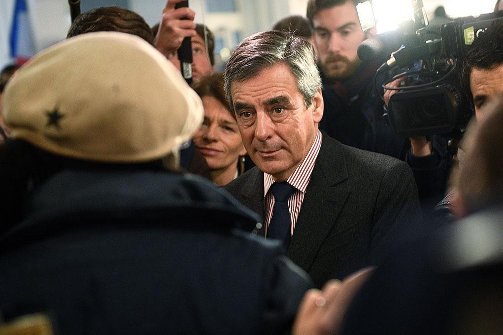 Fillon dénonce une "quasi-guerre civile" et suscite l'ironie du gouvernement