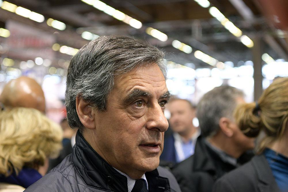 Fillon maintient sa candidature malgré sa prochaine mise en examen
