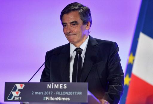 Fillon, de plus en plus isolé, se pose en "combattant" et repart en campagne