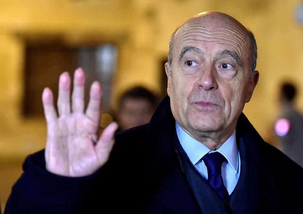 Présidentielle: Juppé prêt à y aller, Fillon acculé