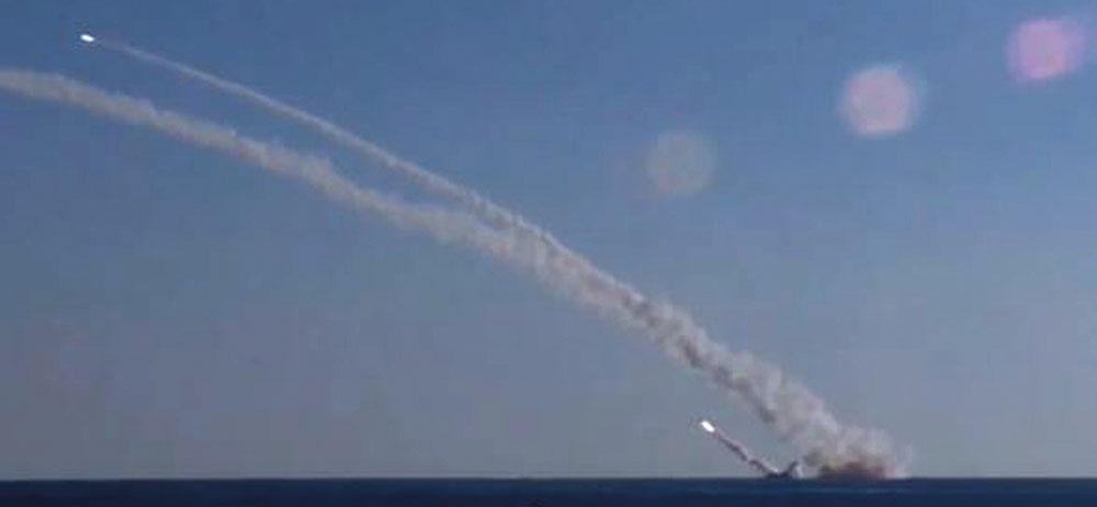 Pyongyang tire une salve de missiles, trois tombent près du Japon