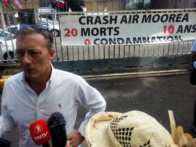 Nikolaz Fourreau, porte-parole de l'association 987, a conduit la manifestation silencieuse ce vendredi à la mi-journée devant le palais de justice de Papeete.