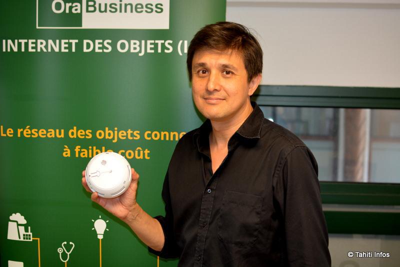 Raymond Colombier, directeur commercial de Viti, présente Smockeo, un détecteur de fumée connecté. Si vous l'achetez sur votre site de e-commerce préféré, il fonctionnera directement à Tahiti car le prix de vente inclut 2 ans d'abonnement au réseau SigFox, renouvelable pour quelques euros supplémentaires sur leur site.