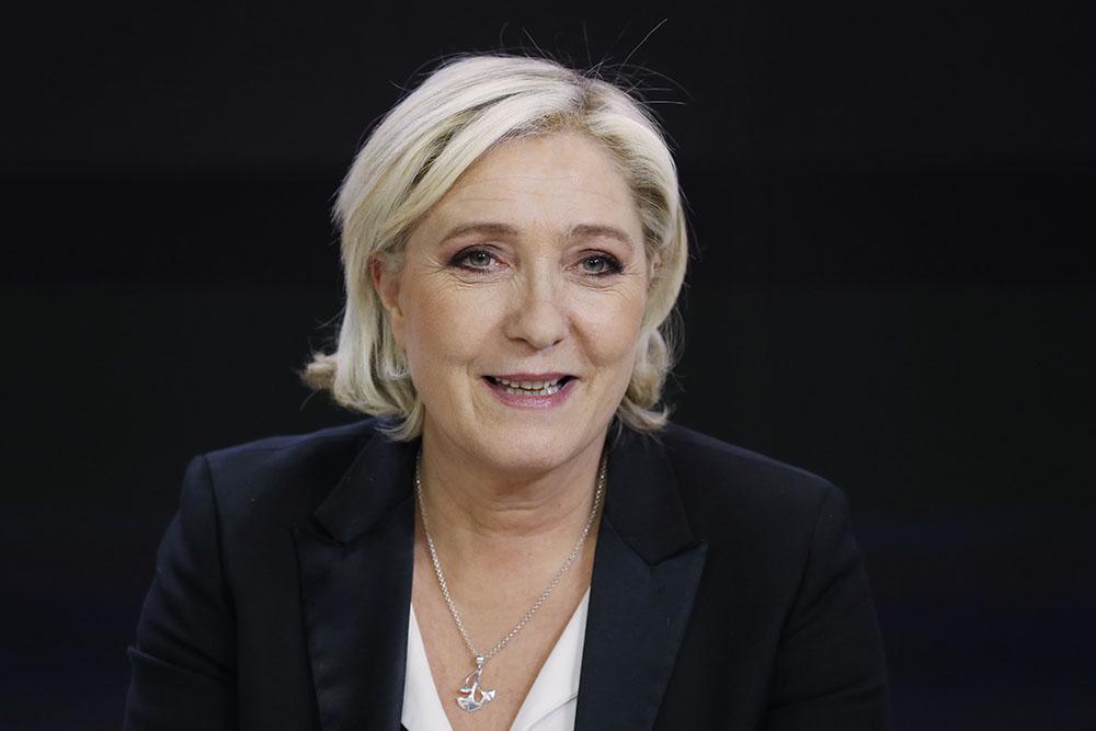 Le Pen à l'attaque sur le terrain et dans les médias, Macron va répliquer