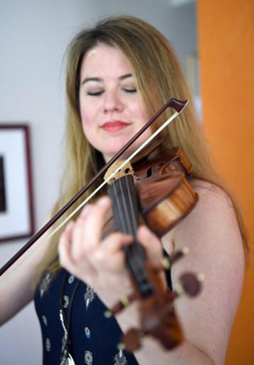 Une violoniste évoque en musique les essais nucléaires britanniques en Australie