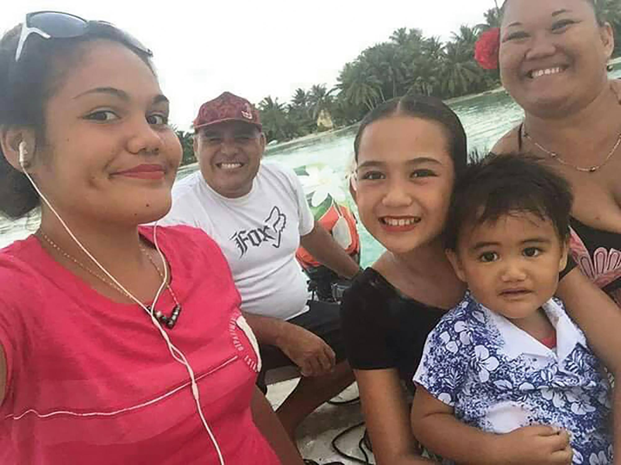 Heinarii et sa petite famille vivent sur un motu en face de l'île de Maupiti.