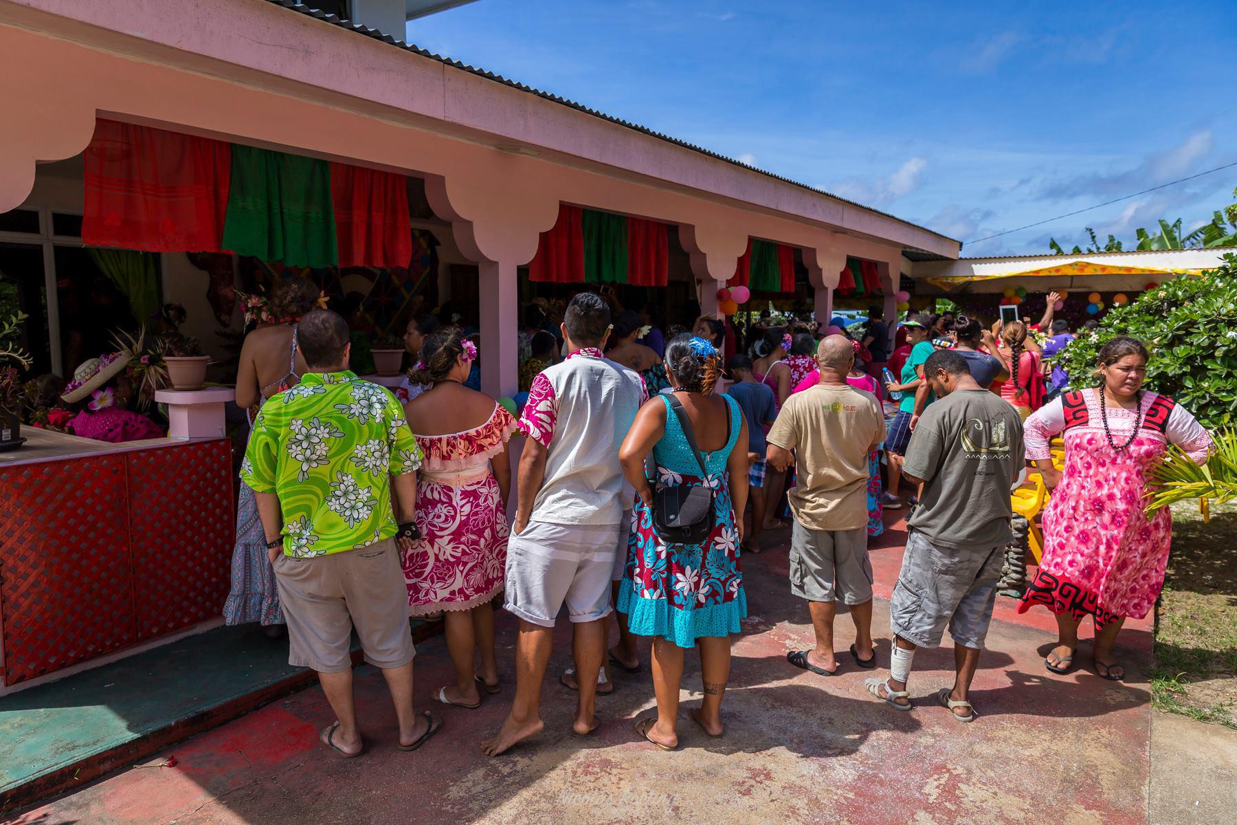 Chaque année, au 1er janvier, un comité visite différentes maisons à Rurutu. L'occasion pour se retrouver, mais aussi pour découvrir les nouvelles décorations qui ornent le foyer. (crédit photo Nicolas Roeting)