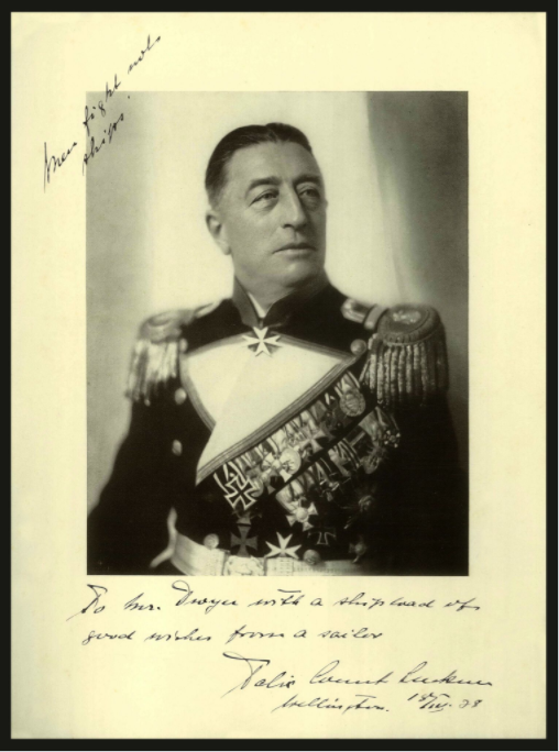 Un portrait de Félix von Luckner après la guerre, arborant fièrement toutes ses décorations.