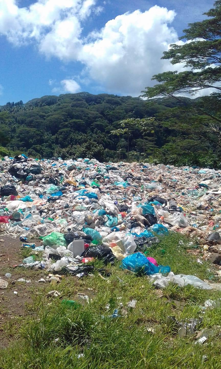 Des habitants de Tahaa dénoncent l'inactivité de la municipalité face à ce dépotoir "sauvage" qui se trouve dans la vallée de Pahure.
