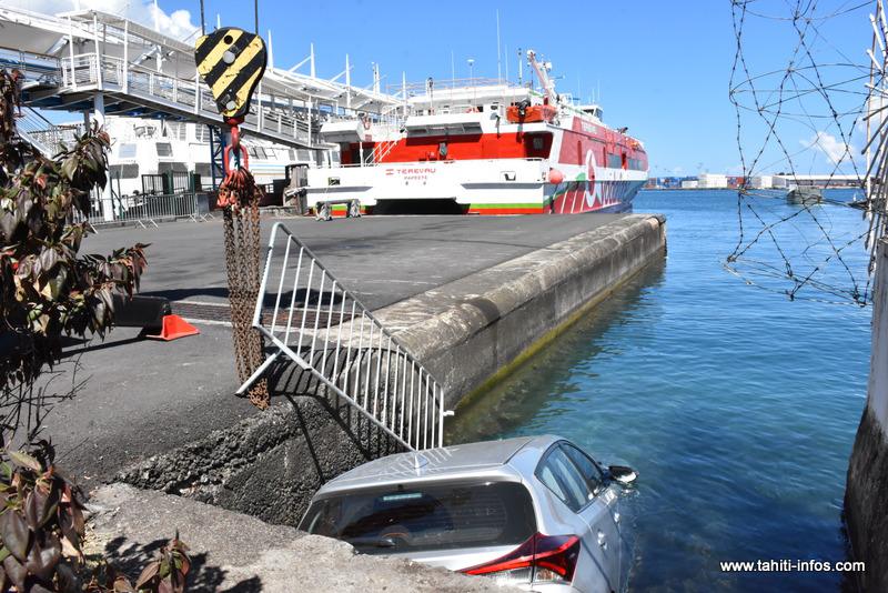 À Huahine, une voiture finit sa course dans le lagon • TNTV Tahiti Nui  Télévision