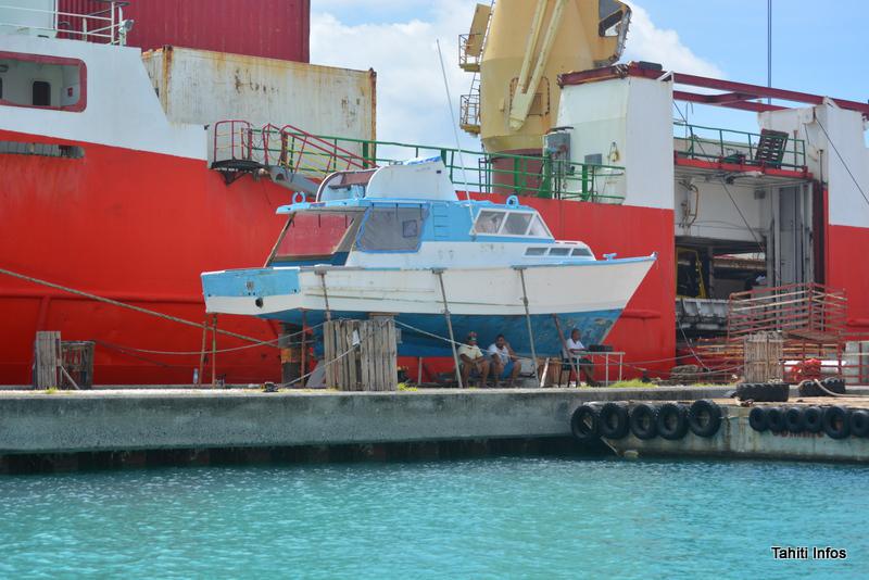 Les ménages des Tuamotu dépensent six fois plus d'argent que le reste des Polynésiens dans l'achat de bateaux à moteur, et 32 % des ménages en possèdent un (contre 13 % sur toute la Polynésie). Par contre, seulement 38 % des ménages est équipé d'une automobile, contre 77 % sur l'ensemble de la population polynésienne.