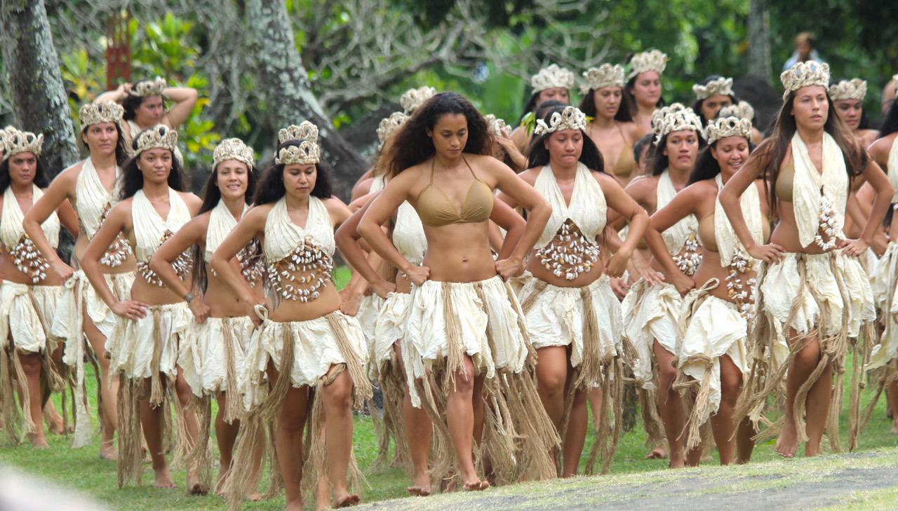 En rangs serrés, les danseuses de Hitireva entrent en scène.