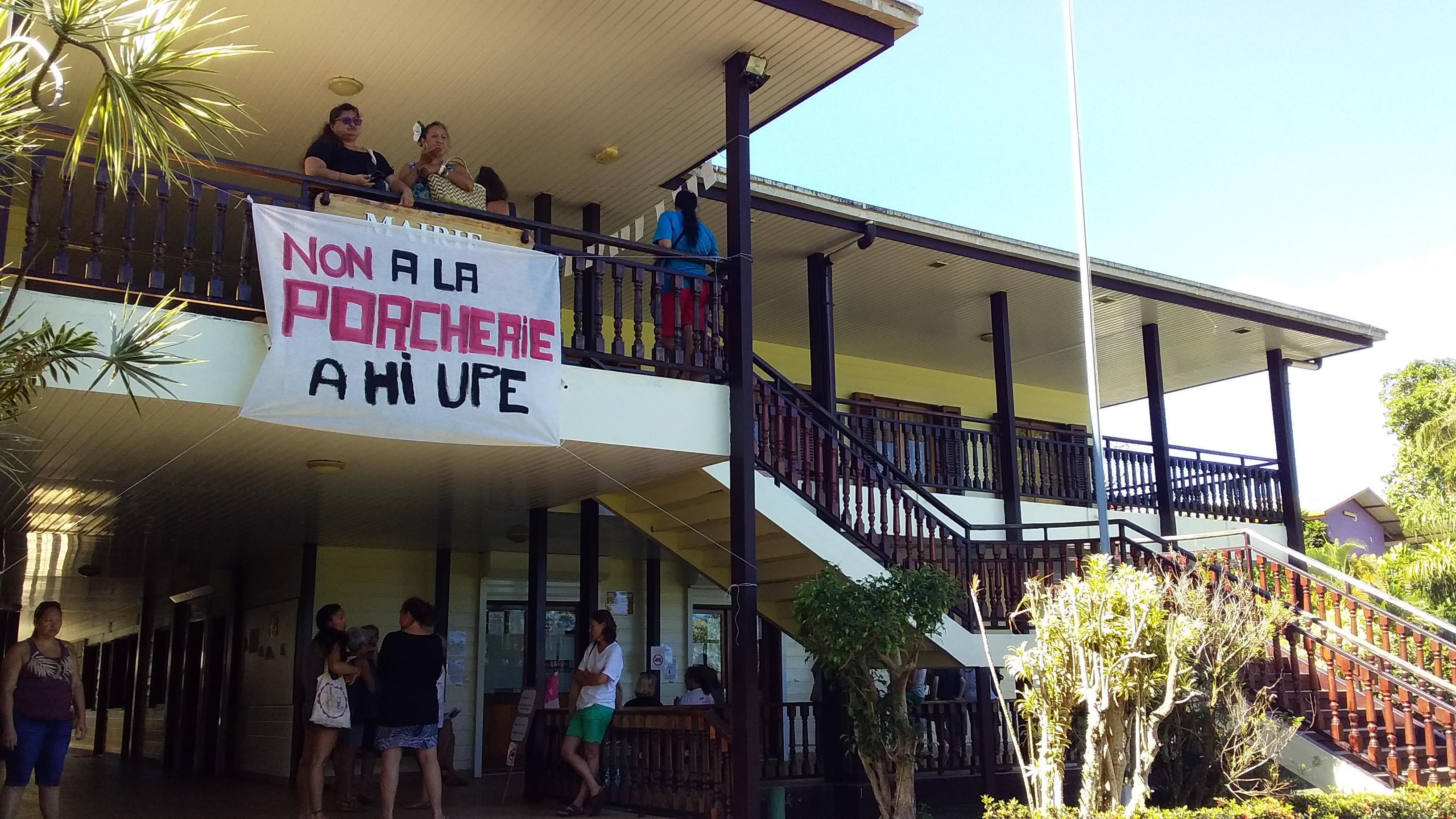 Des opposants à l'élevage porcin se sont également réunis devant la mairie de Taiarapu Est.