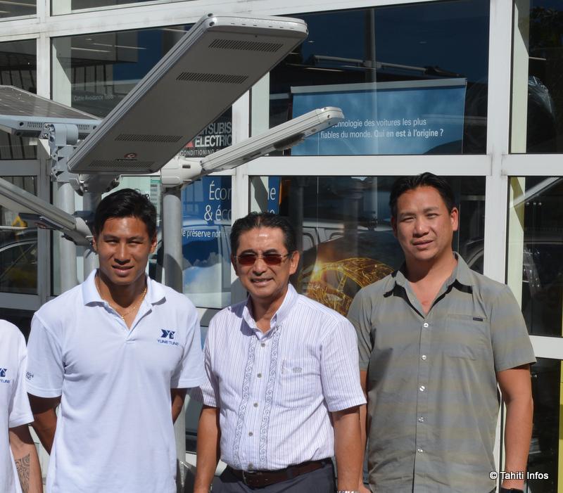 Christian Lausan entouré de son équipe. Ils posent devant leur modèle de lampadaire solaire, à LED et programmable, idéal pour les lieux isolés.