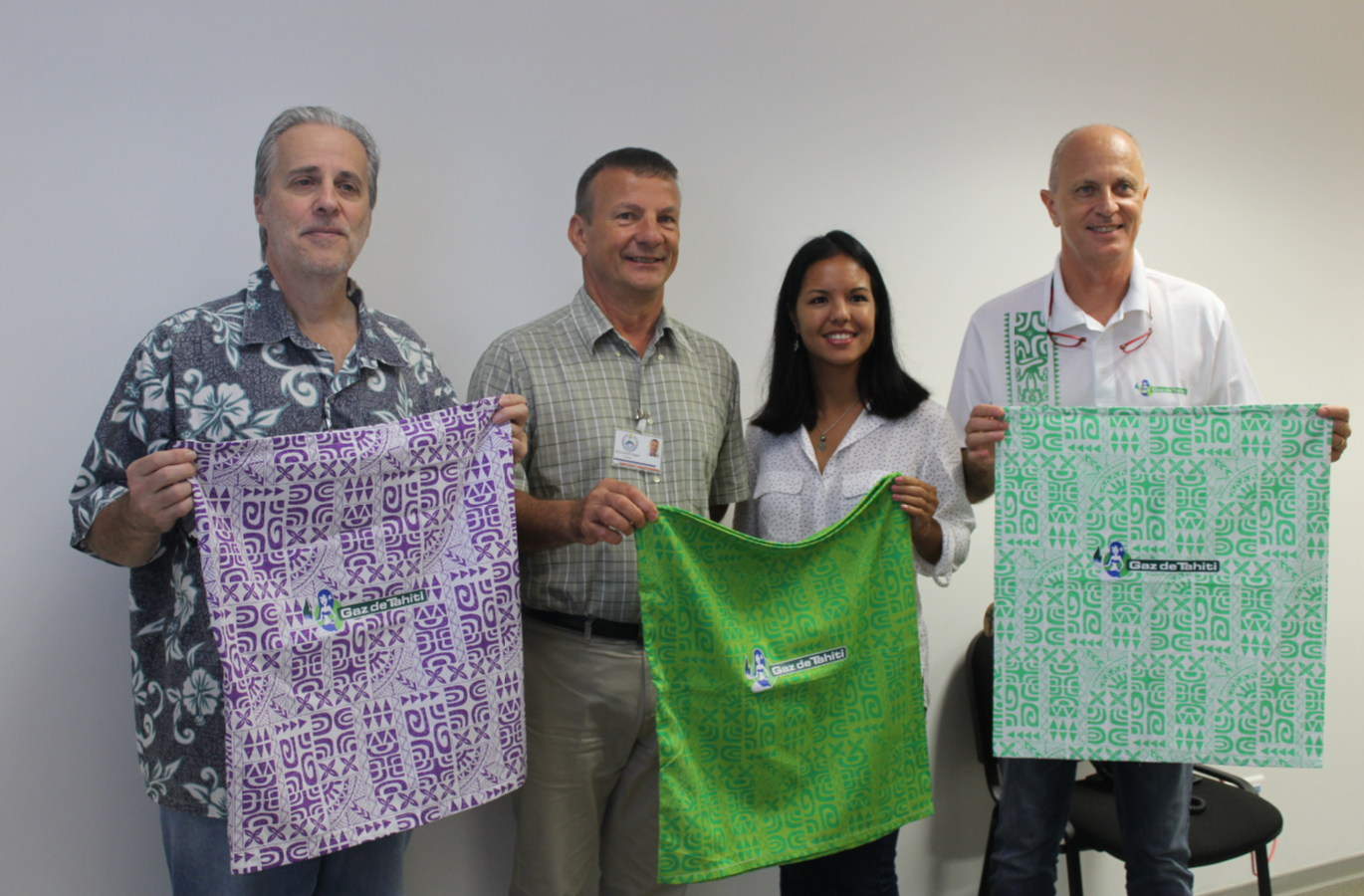 Jean-Jacques Marchand, directeur adjoint du centre de détention de Tatutu, Daniel Willemont, directeur du centre de détention, Melissa Chongue, service Marketing de Gaz de Tahiti et Florent Roy, responsable clientèle de Gaz de Tahiti.