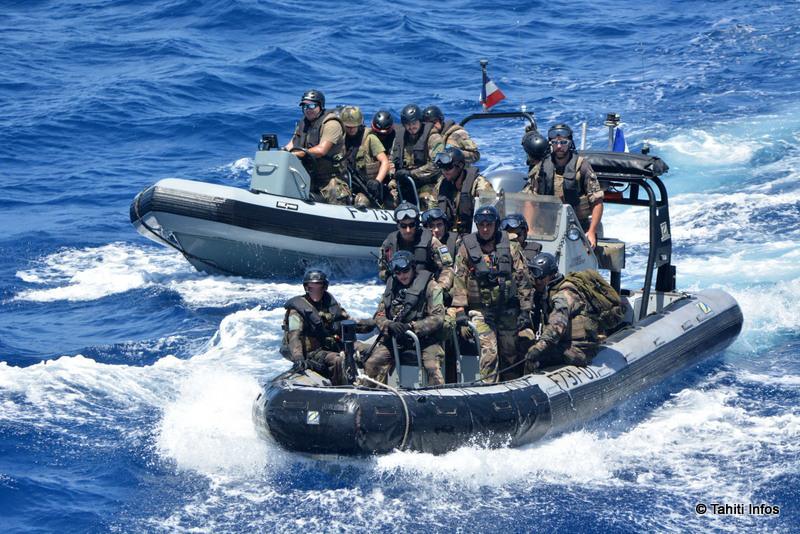 L'équipe de visite, lourdement armée, agit comme un gendarme de la pêche. Elle contrôle les papiers des bateaux de pêche, mais surtout leurs cargaisons. Une fois à bord, les militaires s'assurent de la coopération de l'équipage pendant qu'un officier spécialement formé et assermenté conduit l'inspection.