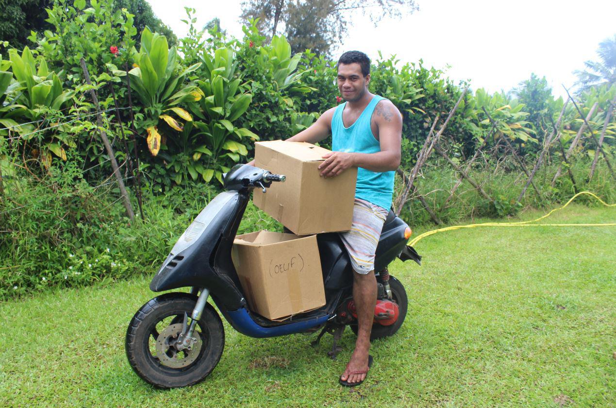 Moïse livre ses œufs de Tautira jusqu'à Papeete en scooter.