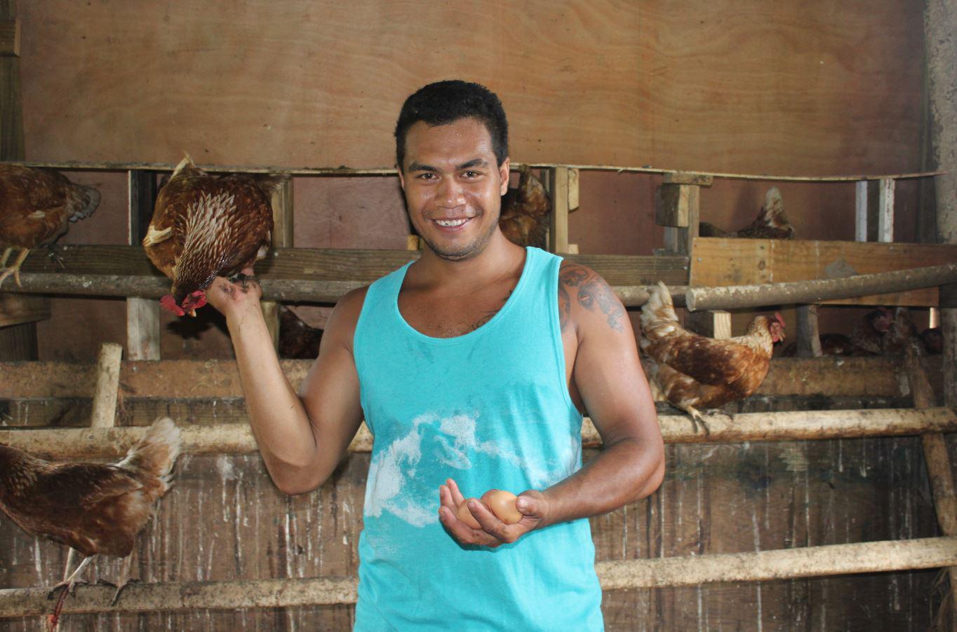De Tautira à Papeete, Moïse livre ses œufs bio en scooter