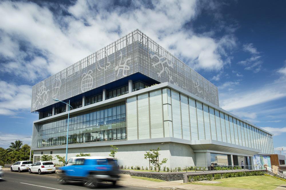 Le chantier de l’immeuble Tua Rata représente un investissement total de 3,65 milliards de francs. Ce bâtiment d'une superficie de 14 000 mètres carrés, réparti sur huit niveaux accueille, et éuni en seul lieu "deux entreprises majeures" du territoire a insisté Edouard Fritch, président de la Polynésie française. (©Gregoirelebacon)