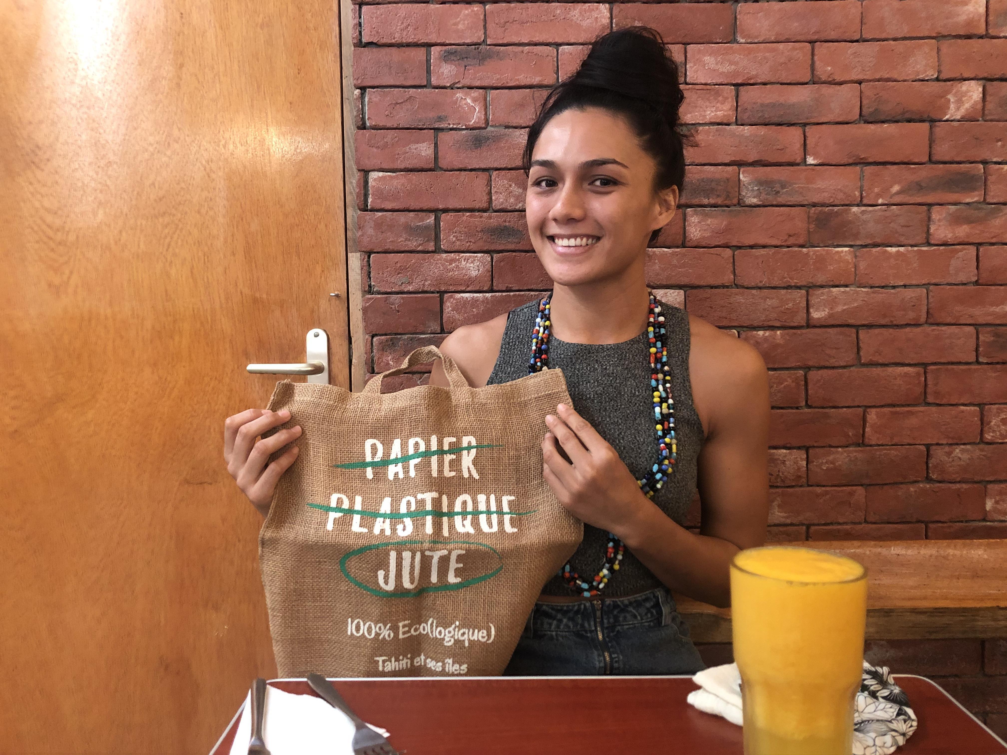 "Il faut y aller progressivement et ne pas tout changer du jour au lendemain. Ça commence par des gestes simples comme par exemple dire non à un sac plastique, refuser les pailles", indique Heru