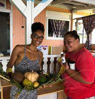 Tedyna et Gisèle ont fait un échange grâce au nouveau groupe Facebook Tahiti - Je "donne" un OBJET contre des fruits ou légumes du Fenua ».
