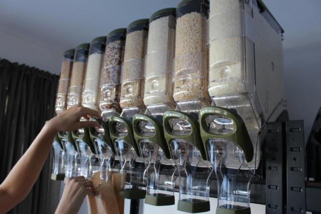 Les Polynésiens commencent à modifier leur comportement d’achat. Pour preuve, deux épiceries de produits vendus en vrac sont désormais ouvertes. Farine, pâte, riz, cacao, chocolat, épices, huile ou vinaigre… Tout y est vendu sans emballage.