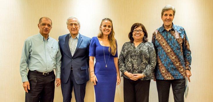 Les « Ambassadeurs de l’Océan » est un groupe international de dirigeants de haut niveau politique, réunis pour sauvegarder les écosystèmes marins - de gauche à droite James Alix Michel, Heraldo Munoz, Dona Bertarelli, Carlotta Leon Guerrero et John Kerry (crédit Pew)