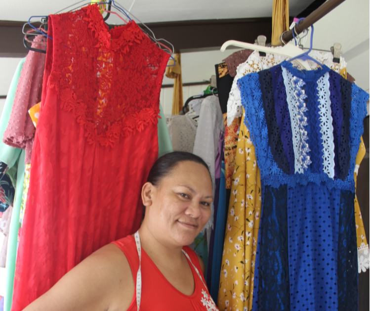Tiare Teote dans son atelier de création.