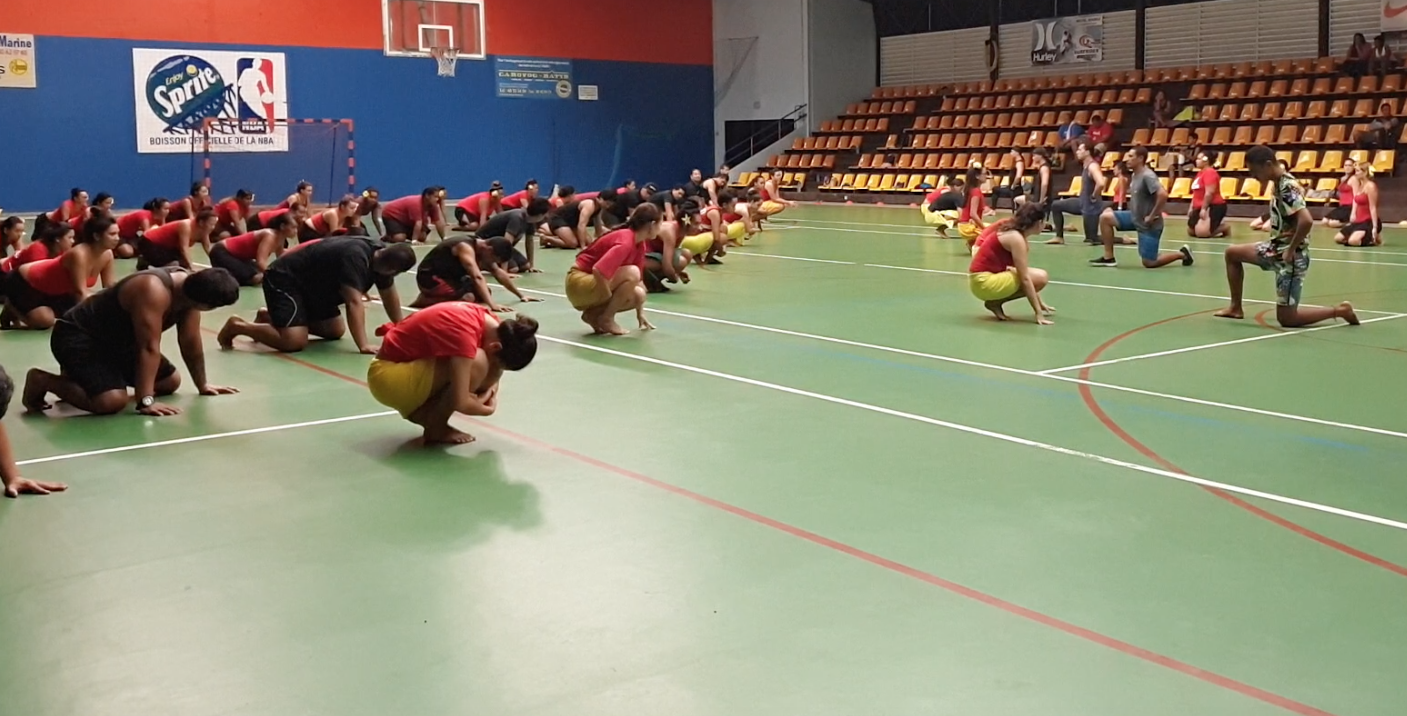 La troupe Hura Mai inspirée par l’arc-en-ciel