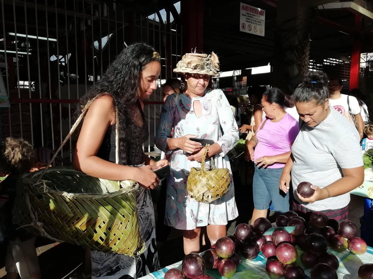 Boites réutilisables, grand panier tressé traditionnel, made in Tuamotu, et même un petit panier spécial pour les firi firi, c'est le kit écolo de Kihi pour faire ses courses ce matin.