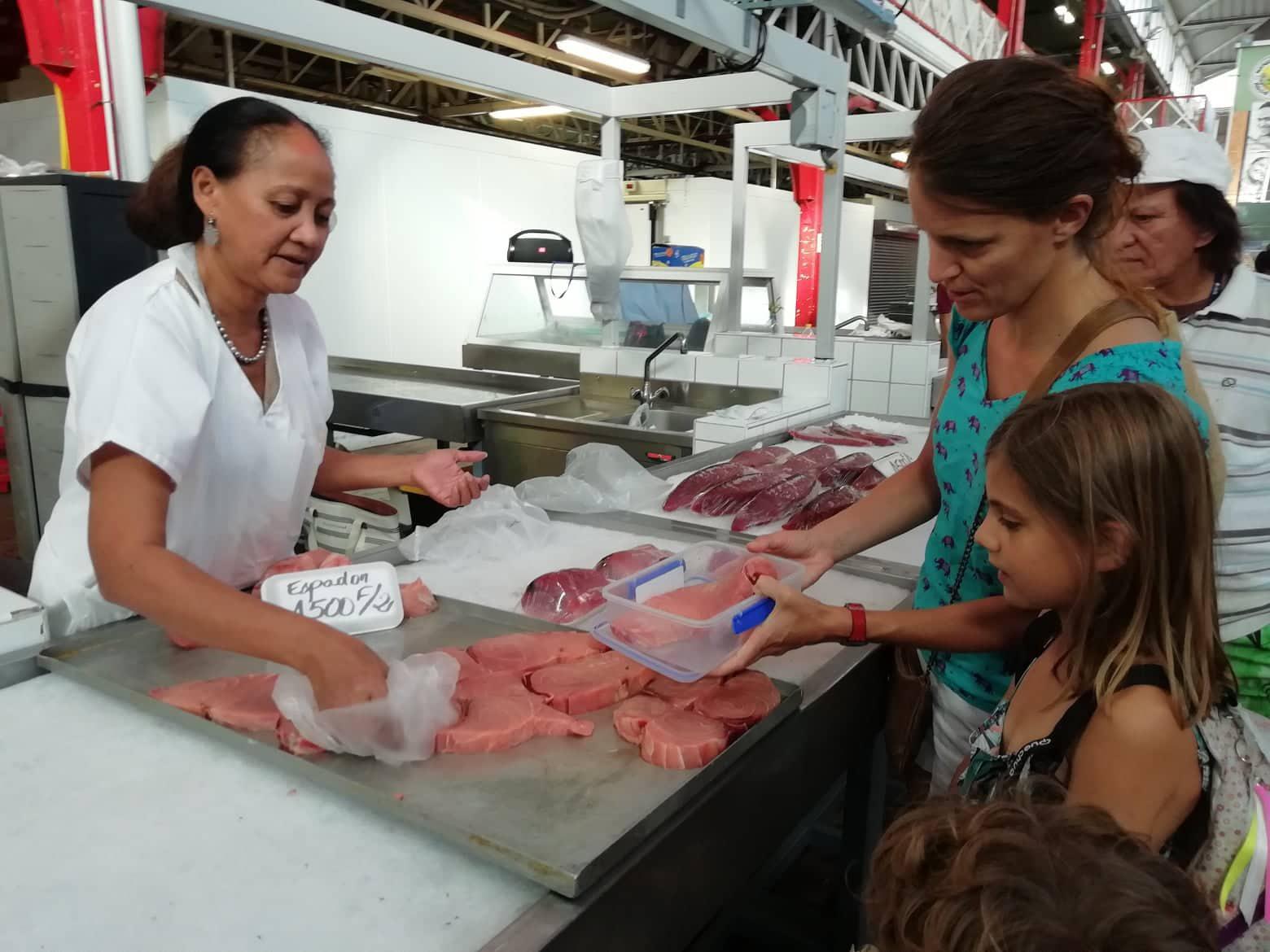 Le poisson se met directement dans le récipient en verre sans plastique.