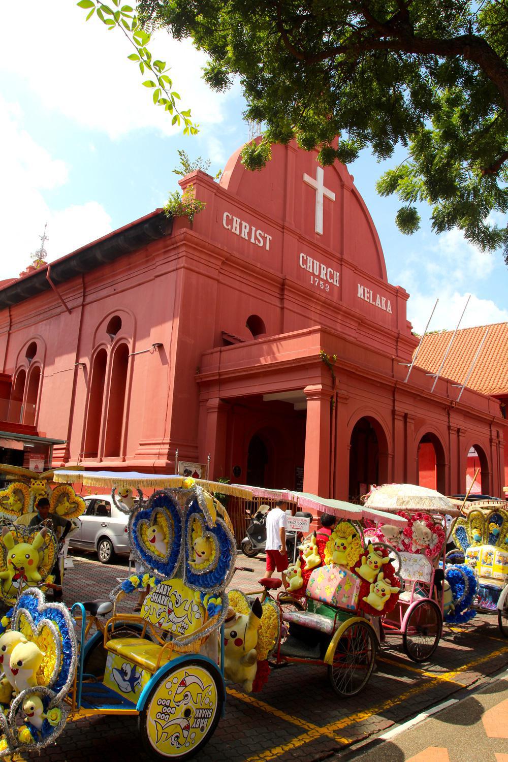 Au centre de la vieille ville, l’église protestante Christ Church datant de 1752. Au premier plan, les cyclo-pousse bariolés permettant de promener les touristes.