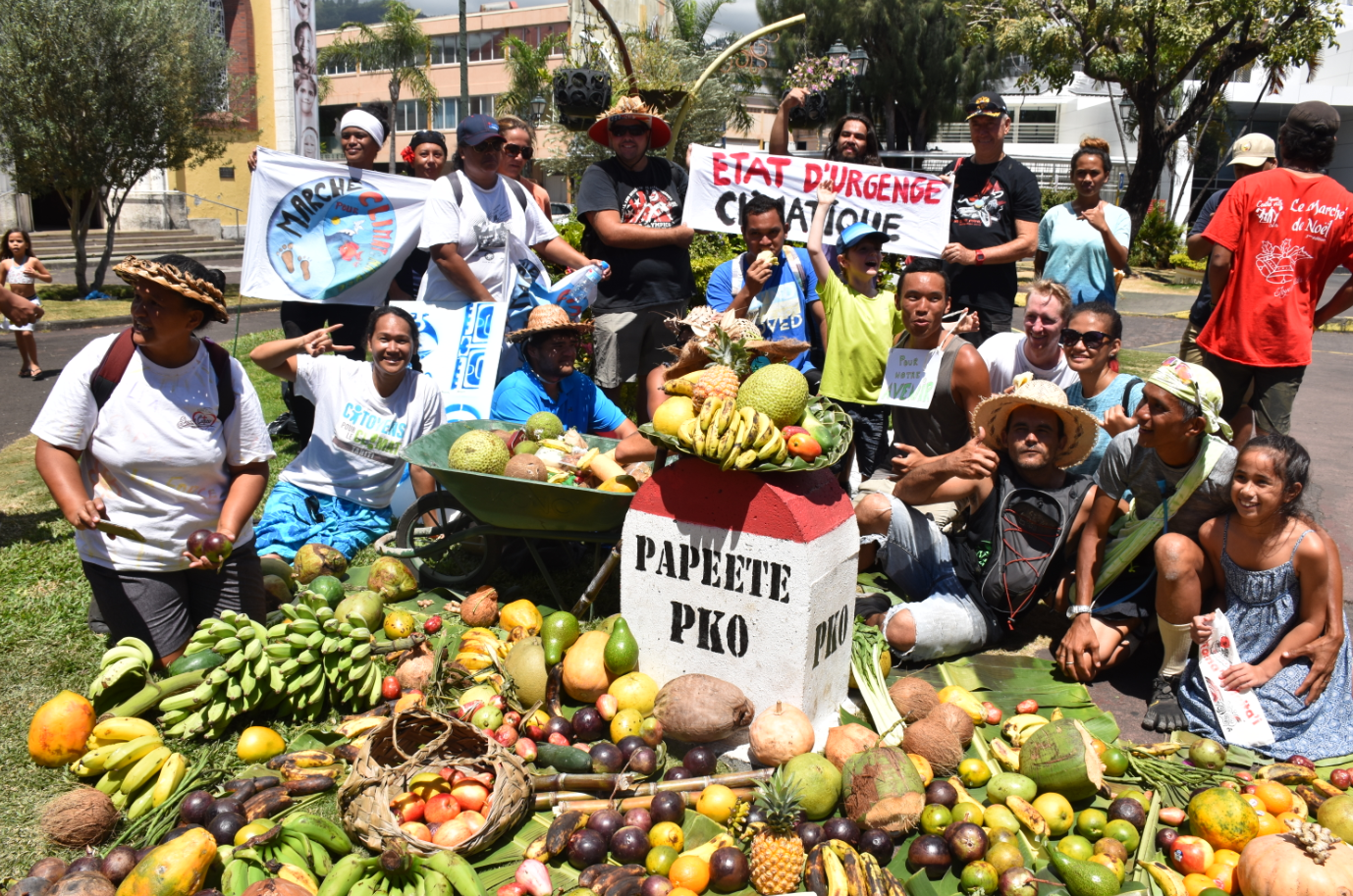 Après quatre jours de marche, le petit groupe d'éco citoyens a bouclé le tour de l'île en faveur du climat, rejoint par des sympathisants.