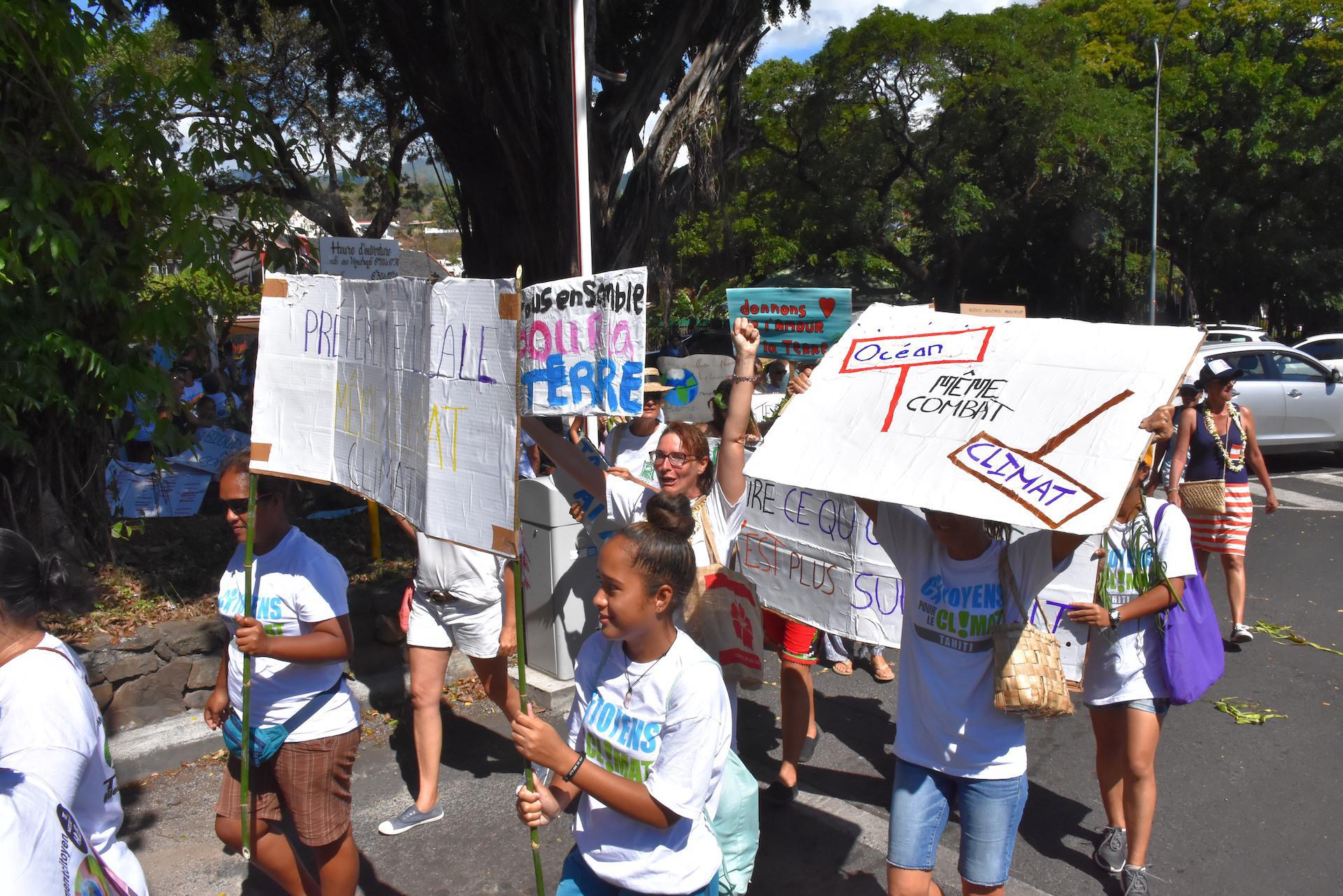 es manifestants sont partis de la place Tarahoi en direction du stade Willy Bambridge, avant de revenir vers les Jardins de Paofai, tout en scandant le slogan "On est plus chauds que le climat."