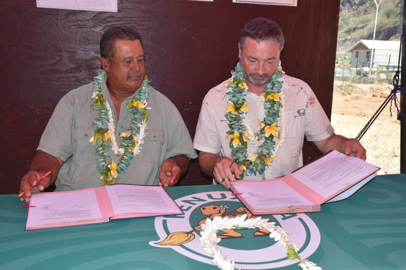 Le président du Syndicat Fenua Ma, Dauphin Domingo et le président de l'Agence de l'environnement et de la maîtrise de l'énergie, Arnaud Leroy.