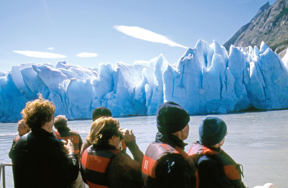 À quelques dizaines de mètres de la muraille de glace, chacun guette les craquements annonciateurs de spectaculaires éboulements…
